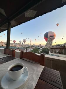 格雷梅格雷梅之家酒店的坐在桌上的一杯咖啡,带有热气球