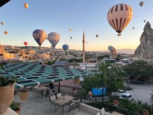 格雷梅格雷梅之家酒店的一群热气球飞越城市