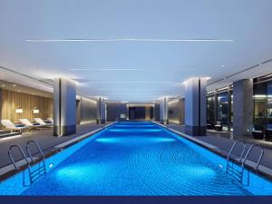 延庆县北京八达岭希尔顿逸林酒店的一座建筑物中央的游泳池