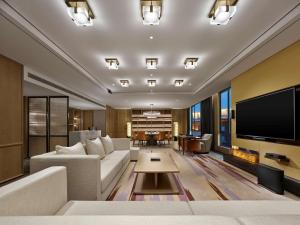 延庆县北京八达岭希尔顿逸林酒店的带沙发和电视的客厅