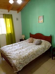 瓜伊马延Duplex Dorrego- Guaymallén的卧室内的一张带两个枕头的床