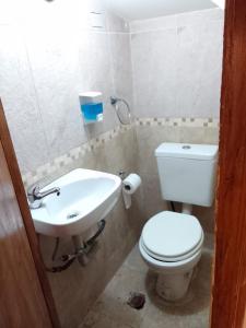 瓜伊马延Duplex Dorrego- Guaymallén的浴室配有白色卫生间和盥洗盆。