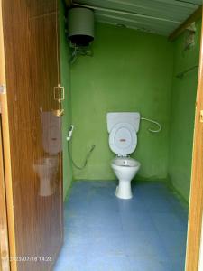 科代卡纳尔Memmsta Hotels - 2546的绿色客房内带卫生间的浴室