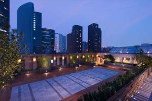 北京北京希尔顿酒店的屋顶花园,在晚上享有城市天际线