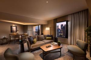 北京北京希尔顿酒店的客厅配有沙发和桌子