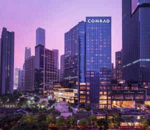 广州广州康莱德酒店的享有城市天际线和高楼的景色