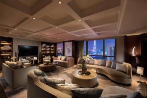 广州广州康莱德酒店的带沙发和电视的大型客厅