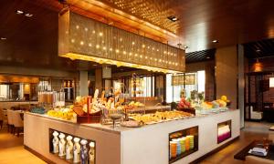 芜湖芜湖世茂希尔顿逸林酒店的餐厅的自助餐点,展示着食物