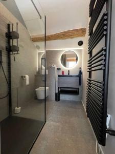 BraivesGîte 'Au bout du Tige'的一间带玻璃淋浴和水槽的浴室