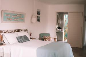 皮帕Cactus Lodge Pipa的卧室设有一张白色大床和一扇窗户。