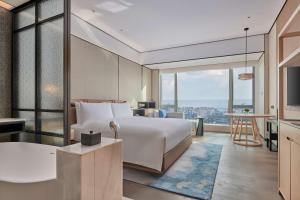 宝安深圳机场希尔顿逸林酒店的美景客房 - 带一张床