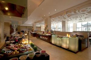 无锡无锡希尔顿逸林酒店的酒店的一个自助区,展示着食物