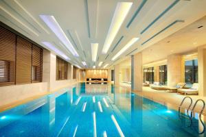 莆田莆田三迪希尔顿逸林酒店的一座带天花板的酒店游泳池