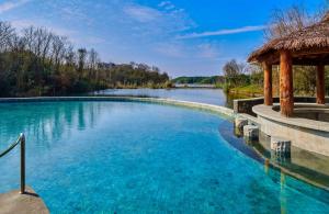 九江中海庐山西海希尔顿格芮精选酒店的河畔带凉亭的游泳池