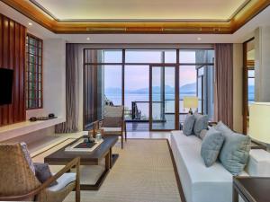 九江中海庐山西海希尔顿格芮精选酒店的客厅配有白色的沙发和桌子