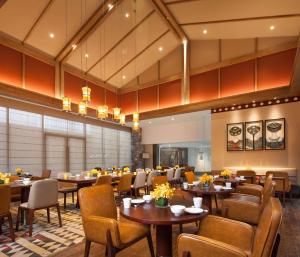 香格里拉香格里拉实力希尔顿花园酒店的一间在房间内配有桌椅的餐厅