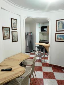 麦德林ESTADIO APARTA HOTEL 201的厨房以及带桌椅的用餐室。