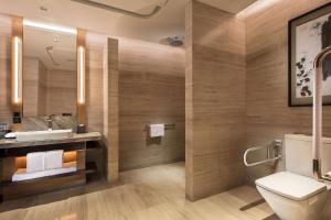 济南济南鲁能希尔顿酒店及公寓 的一间带卫生间和水槽的浴室