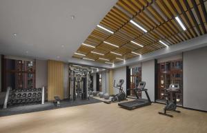 Ta-liang-chuang邢台襄都区希尔顿花园酒店的一间健身房,里面设有数个健身器材