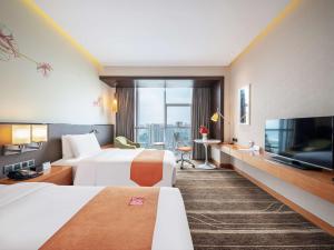 成都华阳美程希尔顿花园酒店的酒店客房设有两张床和一台平面电视。