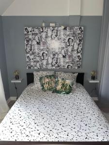 PézarchesChez Monique et Jean-Claude的卧室配有一张壁挂式海报的床