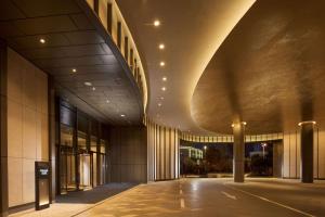 沈阳沈阳康莱德酒店的一座建筑的空走廊,有大天花板