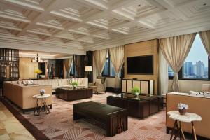 天津天津康莱德酒店的带沙发和电视的客厅