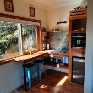 上哈特Remutaka retreat的厨房配有桌子、窗户和水槽