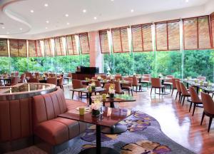 上海上海东锦江希尔顿逸林酒店（入住赠送欢迎曲奇）的餐厅设有桌椅和大窗户。