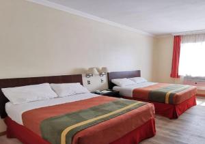 兰卡瓜兰卡瓜迭戈·阿尔马格罗酒店的酒店客房设有两张床和窗户。
