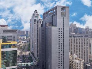 台北台北新板希尔顿酒店的城市中一群高大的建筑