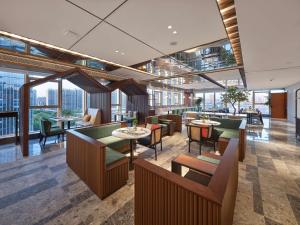 杭州杭州西溪紫金港希尔顿花园酒店的餐厅设有桌椅和窗户。