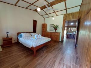 Caño NegroCasa Mairena的一间卧室配有一张床,铺有木地板
