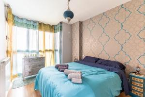 马德里Home Sweet Home的一间卧室配有蓝色的床和两个枕头