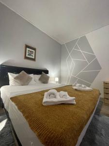 维罗纳Arena Maroncelli Room2的一间卧室配有带毛巾的床