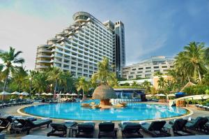 华欣Hilton Hua Hin Resort & Spa的酒店前方的大型游泳池