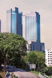 新山DoubleTree by Hilton Johor Bahru的城市中拥有高楼街道