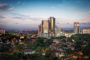 新山DoubleTree by Hilton Johor Bahru的城市天际线,城市中高楼