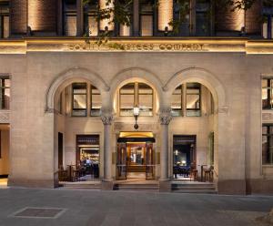 墨尔本Hilton Melbourne Little Queen Street的进入商务中心的大楼