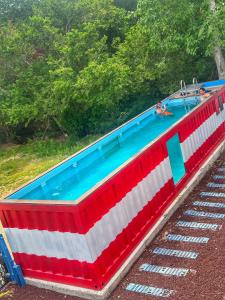 巴拉德纳维达Casa Garfio的一座红色白色和蓝色主题的大型游泳池