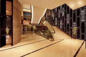 马六甲马六甲希尔顿逸林酒店的大楼内带楼梯的走廊