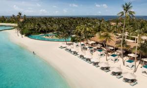 南马累环礁Waldorf Astoria Maldives Ithaafushi的蓬塔卡纳高级度假村享有海滩的空中景致