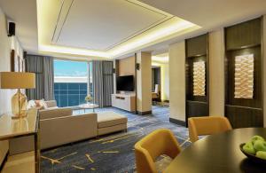 马尼拉Hilton Manila的客厅配有沙发和桌子