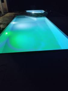 圣安尼RO Location 2的游泳池顶部有蓝色的灯光