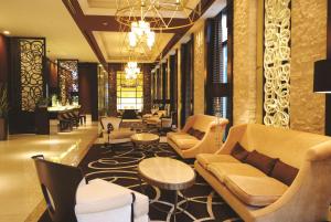那霸那霸希尔顿逸林酒店的大堂配有沙发、椅子和桌子