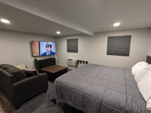 萨拉托加Snowy Mountain Inn的一间卧室配有一张床和一台平面电视
