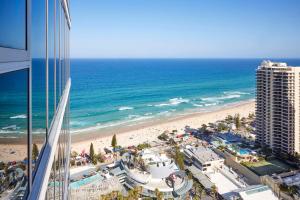 黄金海岸Hilton Surfers Paradise Hotel & Residences的从大楼内可以欣赏到海滩和海洋的景致