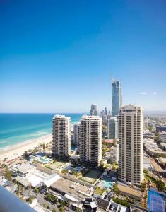 黄金海岸Hilton Surfers Paradise Hotel & Residences的城市的空中景观,建筑和海洋