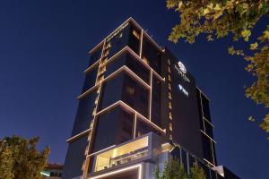 珀斯Doubletree By Hilton Perth Northbridge的一座高大的黑色建筑,上面有时钟