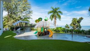 峇都丁宜槟城度假希尔顿逸林酒店的一个带滑梯的儿童游乐场和一个水上公园
